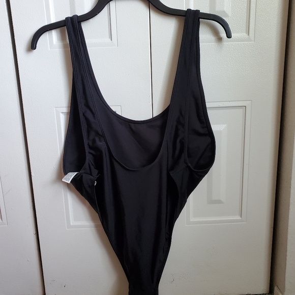 One piece - Picture 3 of 3